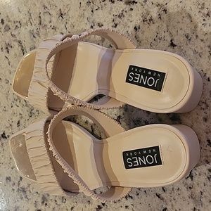 Jones New York women's Casual Brandy Tan leather heel sandal.9.5